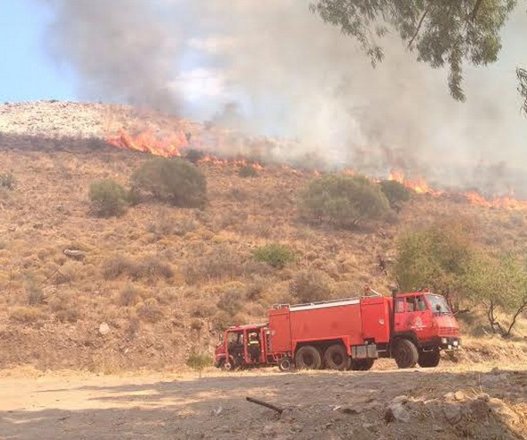 ΧΑΜΟΣ: Φωτιά κοντά στη βίλα Βαρουφάκη στην Αίγινα [photos] - Φωτογραφία 3