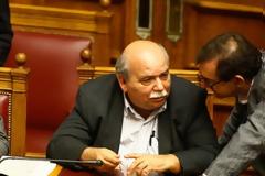 Δεν έχουν τον θεό τους - Δείτε τι έκανε ο Βούτσης στα έδρανα της Βουλής...