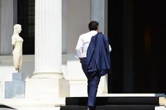 Ουάου! Ποια είναι η κουκλάρα που υποδέχεται κάθε μέρα τον Τσίπρα στο Μαξίμου; [photos]