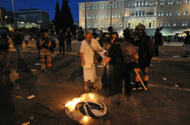 Μόνο στην Ελλάδα - Δείτε τι έκανε μια γιαγιά σε κουκουλοφόρο που έκαιγε την Ελληνική σημαία... [photos] - Φωτογραφία 2