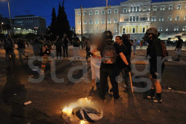 Μόνο στην Ελλάδα - Δείτε τι έκανε μια γιαγιά σε κουκουλοφόρο που έκαιγε την Ελληνική σημαία... [photos] - Φωτογραφία 3
