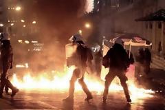 Μόνο στην Ελλάδα - Δείτε τι έκανε μια γιαγιά σε κουκουλοφόρο που έκαιγε την Ελληνική σημαία... [photos]