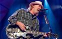 Ο τραγουδιστής Neil Young απέσυρε τα τραγούδια του από την υπηρεσία Apple Μουσική