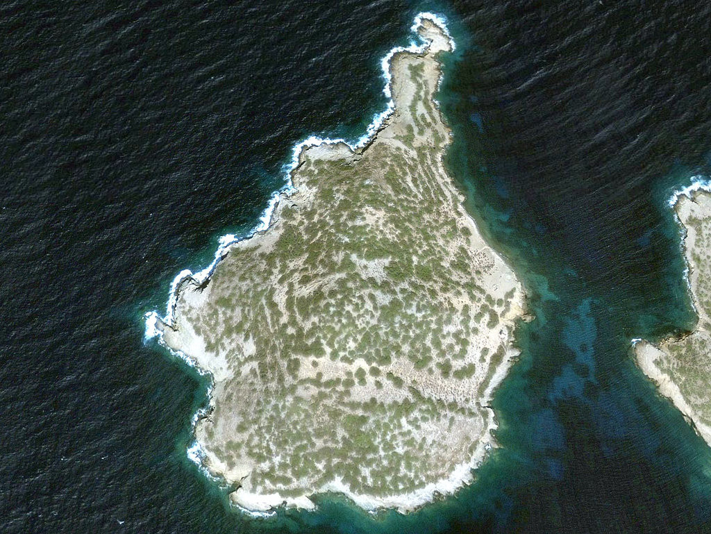 Το νησί στο Αιγαίο με τις τρεις αμμουδερές παραλίες και το ερειπωμένο σπίτι, που αγόρασε ο Τζόνι Ντεπ - Φωτογραφία 14