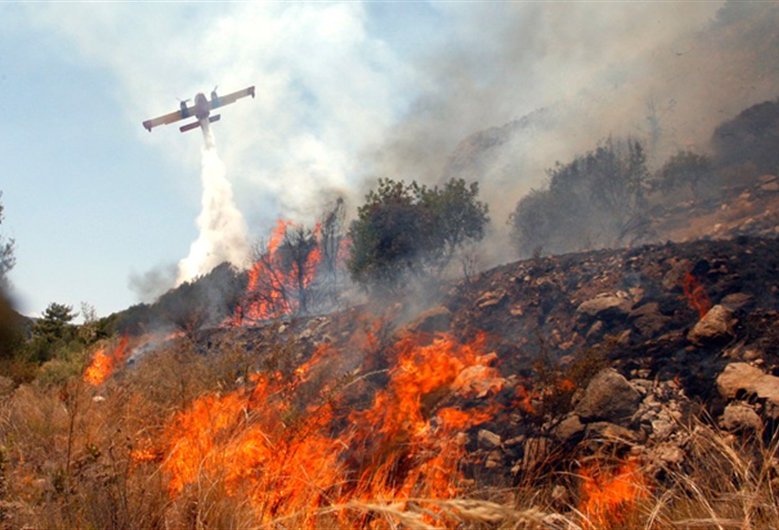 Μαίνεται η μεγάλη φωτιά στη Λακωνία - Εκκενώθηκαν χωριά - Φωτογραφία 1