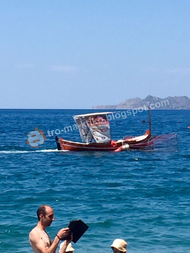 Καΐκι ψαρεύει ανάμεσα από λουόμενους στο Λουτράκι [photos] - Φωτογραφία 2