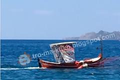 Καΐκι ψαρεύει ανάμεσα από λουόμενους στο Λουτράκι [photos]