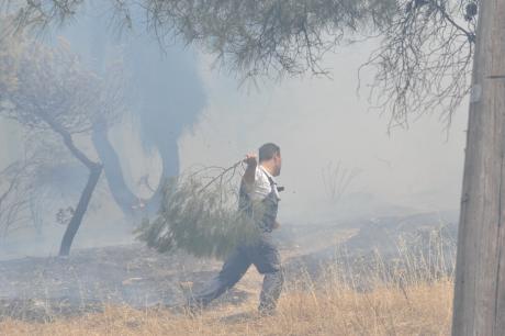 Αποπνικτική η ατμόσφαιρα στον Καρέα - Φεύγουν οι κάτοικοι - Δείτε φωτο - Φωτογραφία 2