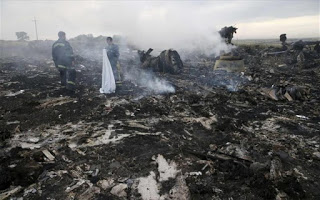 Στη δημοσιότητα βίντεο με σκηνές λεηλασίας των αποσκευών της πτήσης MH17 - Φωτογραφία 1