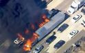 Μεγάλη πυρκαγιά έφτασε σε αυτοκινητόδρομο στην Καλιφόρνια