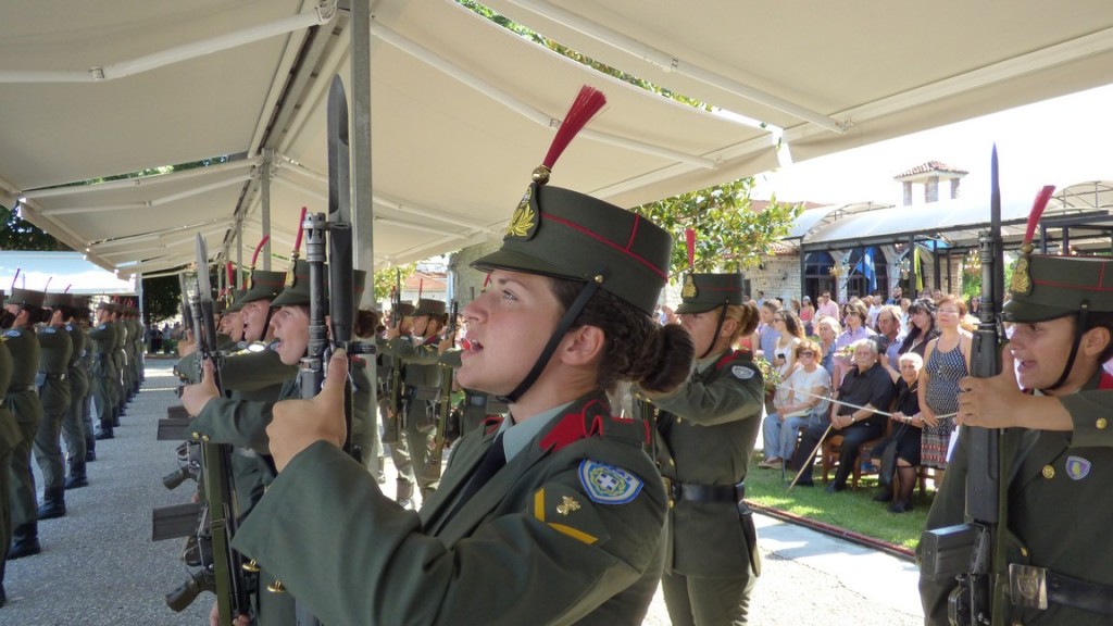 Ορκίζομαι να φυλάττω πίστη εις την Πατρίδα βροντοφώναξαν οι Λοχίες της ΣΜΥ (φωτορεπορταζ & vid)…Σαστίζοντας ακόμη και τον Αρχηγό του ΓΕΣ ! - Φωτογραφία 18