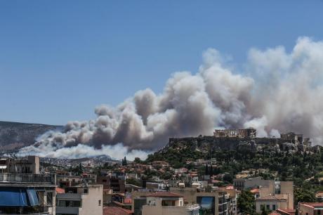 Η Ακρόπολη πνιγμένη στον καπνό - Φωτογραφίες θλίψης από την πυρκαγιά στην Αττική - Φωτογραφία 2