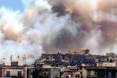 Η Ακρόπολη πνιγμένη στον καπνό - Φωτογραφίες θλίψης από την πυρκαγιά στην Αττική