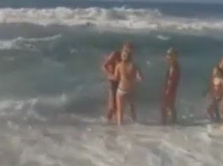 Συγκλονιστικό βίντεο με ναυαγοσώστη που σώζει από πνιγμό δυο τουρίστες στα Χανία - Φωτογραφία 1