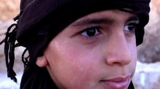 Σοκαριστικό: 12χρονο παιδί αποκεφαλίζει όμηρο του ISIS [photos] - Φωτογραφία 1