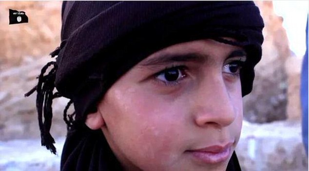Σοκαριστικό: 12χρονο παιδί αποκεφαλίζει όμηρο του ISIS [photos] - Φωτογραφία 2