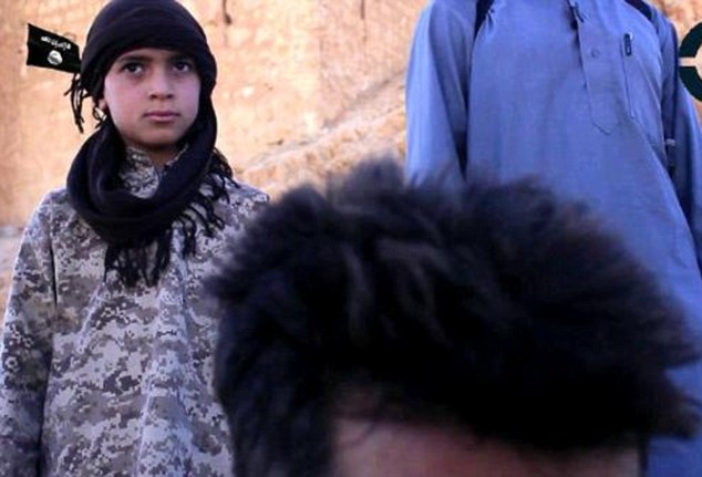 Σοκαριστικό: 12χρονο παιδί αποκεφαλίζει όμηρο του ISIS [photos] - Φωτογραφία 3