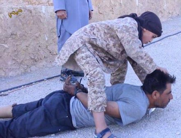 Σοκαριστικό: 12χρονο παιδί αποκεφαλίζει όμηρο του ISIS [photos] - Φωτογραφία 4