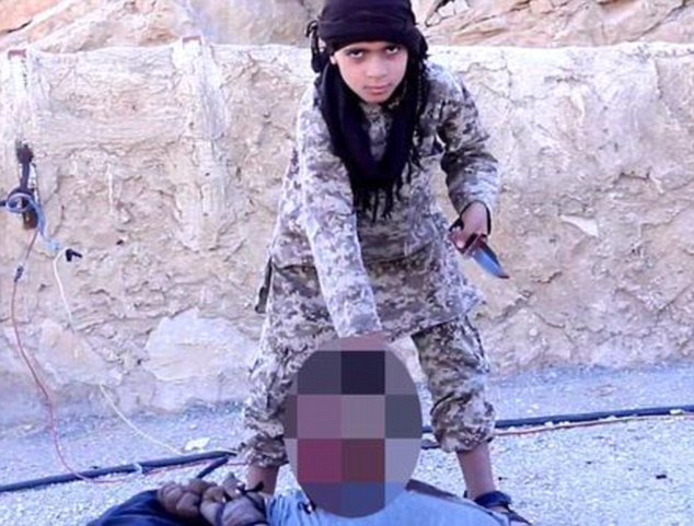 Σοκαριστικό: 12χρονο παιδί αποκεφαλίζει όμηρο του ISIS [photos] - Φωτογραφία 5
