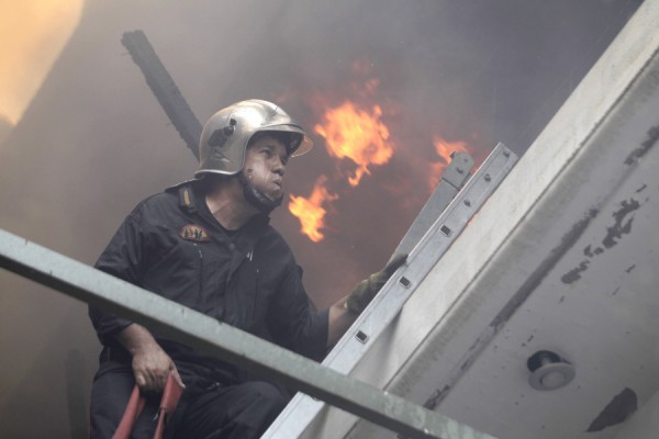 Η συγκλονιστική φωτογραφία πυροσβέστη που κάνει τον γύρο του κόσμου - Φωτογραφία 2