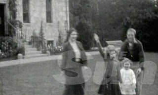 Η Βασίλισσα Ελισάβετ μαθαίνει να χαιρετά ναζιστικά σε ηλικία επτά ετών [photos] - Φωτογραφία 1