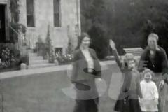 Η Βασίλισσα Ελισάβετ μαθαίνει να χαιρετά ναζιστικά σε ηλικία επτά ετών [photos]