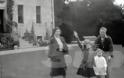 Η Βασίλισσα Ελισάβετ μαθαίνει να χαιρετά ναζιστικά σε ηλικία επτά ετών [photos] - Φωτογραφία 3
