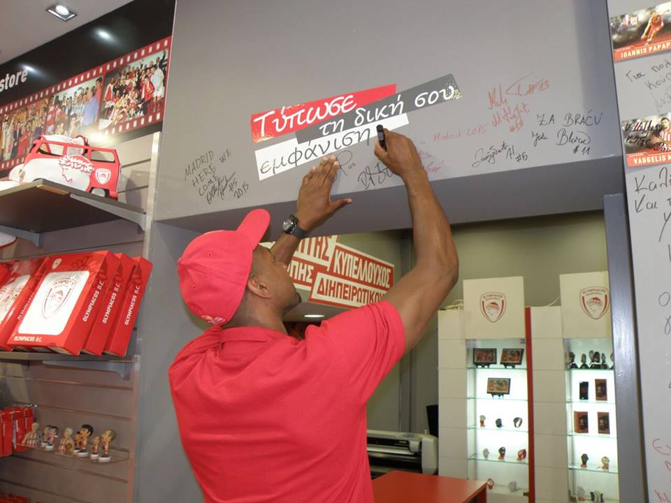 ΕΠΙΣΚΕΦΘΗΚΕ ΤΟ Official Olympiacos BC Store Ο ΣΤΡΟΜΠΕΡΙ! (PHOTOS) - Φωτογραφία 2