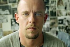 Ένα αξεσουάρ που σχεδίασε ο Alexander McQueen λίγο πριν τον θάνατό του, βγαίνει σε δημοπρασία [photos]