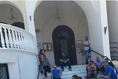 Θρήνος στην κηδεία του Δημήτρη Μόρα - Τραγική φιγούρα ο αδελφός του [photos]