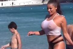 Το φαινόμενο Lexy Stevens χτυπά τη Μύκονο αλύπητα! [βίντεο]