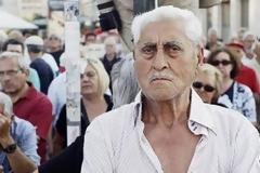 BBC: Η Ελλάδα βιώνει ανθρωπιστική κρίση - Εννέα αποκαλυπτικά γραφήματα