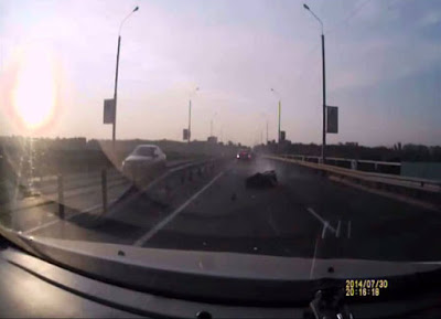 Μοτοσυκλετιστής κάνει απίστευτη κωλοτούμπα και προσγειώνεται πάνω σε αυτοκίνητο (Video) - Φωτογραφία 1