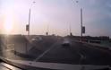 Μοτοσυκλετιστής κάνει απίστευτη κωλοτούμπα και προσγειώνεται πάνω σε αυτοκίνητο (Video)