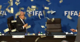 Ξεφτίλισε τον Blatter πετώντας του δολάρια στα μούτρα - Απίστευτο βίντεο - Φωτογραφία 1