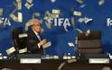 Ξεφτίλισε τον Blatter πετώντας του δολάρια στα μούτρα - Απίστευτο βίντεο
