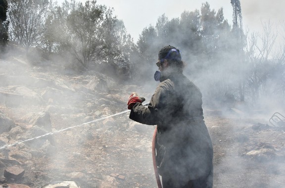 H εικόνα συγκλονίζει: Ένας παπάς πυροσβέστης στην Αργολίδα - Μάχη με τις φλόγες, με ράσο [photo] - Φωτογραφία 2