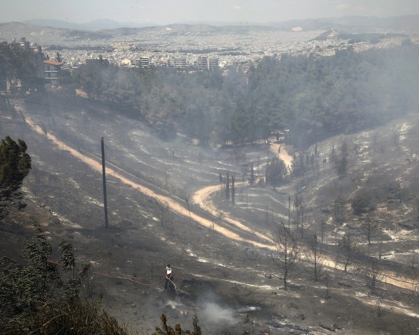 Ραγίζει καρδιές! Οι εικόνες καταστροφής από τον Υμηττό που κάνουν τον γύρο του κόσμου [photos] - Φωτογραφία 14