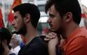 Τelegraph: Νέοι, άνεργοι και χωρίς μέλλον - Στην Ελλάδα μια ακόμη γενιά χάνεται