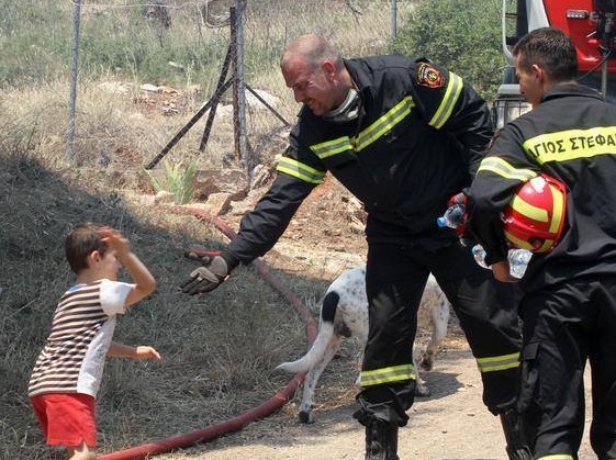 Δείτε την εικόνα με το μικρό παιδί και τους πυροσβέστες που κάνει τον γύρο του διαδικτύου - Φωτογραφία 2