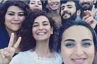 Η selfie της τραγωδίας: Χαμογελούν πριν σκοτωθούν σε τουρκική πόλη - Φωτογραφία 1