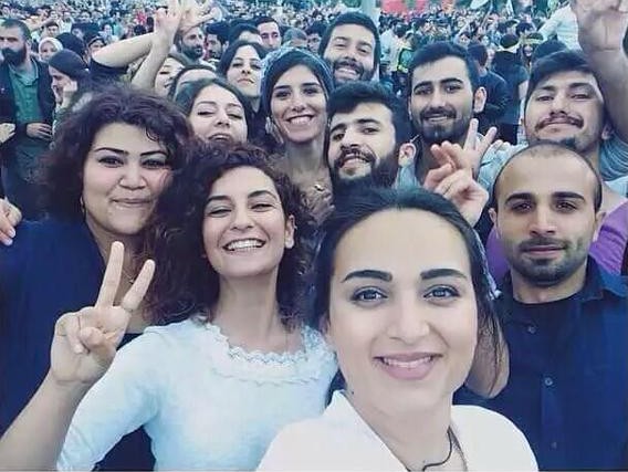 Η selfie της τραγωδίας: Χαμογελούν πριν σκοτωθούν σε τουρκική πόλη - Φωτογραφία 2