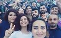 Η selfie της τραγωδίας: Χαμογελούν πριν σκοτωθούν σε τουρκική πόλη - Φωτογραφία 2