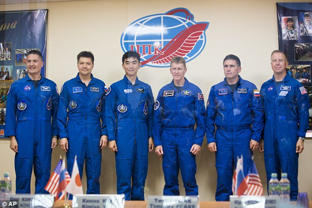 Συγκινητικό: Αστροναύτες αποχαιρετούν τις οικογένειές τους πριν το ταξίδι στο Διάστημα [photos] - Φωτογραφία 2