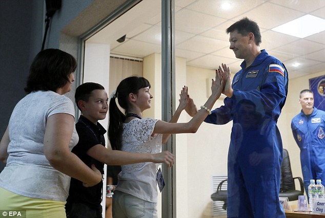 Συγκινητικό: Αστροναύτες αποχαιρετούν τις οικογένειές τους πριν το ταξίδι στο Διάστημα [photos] - Φωτογραφία 6