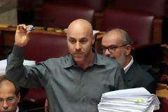 Αμυράς στη Ζωή: Το χαρτί κοστίζει, θυσιάστηκαν 25 έλατα, υπάρχουν και τα στικάκια!