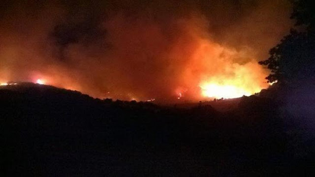 Μεγάλη πυρκαγιά στην Σαμοθράκη - Κοντά σε αποθήκη πυρομαχικών του στρατού (εικόνες) - Φωτογραφία 1