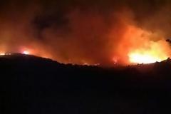 Μεγάλη πυρκαγιά στην Σαμοθράκη - Κοντά σε αποθήκη πυρομαχικών του στρατού (εικόνες)