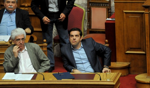 Που κοιτούσε ο Αλέξης Τσίπρας μέσα στην Βουλή; [photos] - Φωτογραφία 2