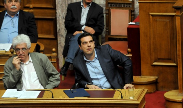 Που κοιτούσε ο Αλέξης Τσίπρας μέσα στην Βουλή; [photos] - Φωτογραφία 3